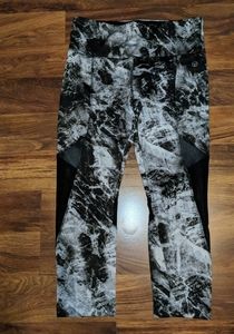 Tie-dye athletic cropped leggings - medium - black white and green accents